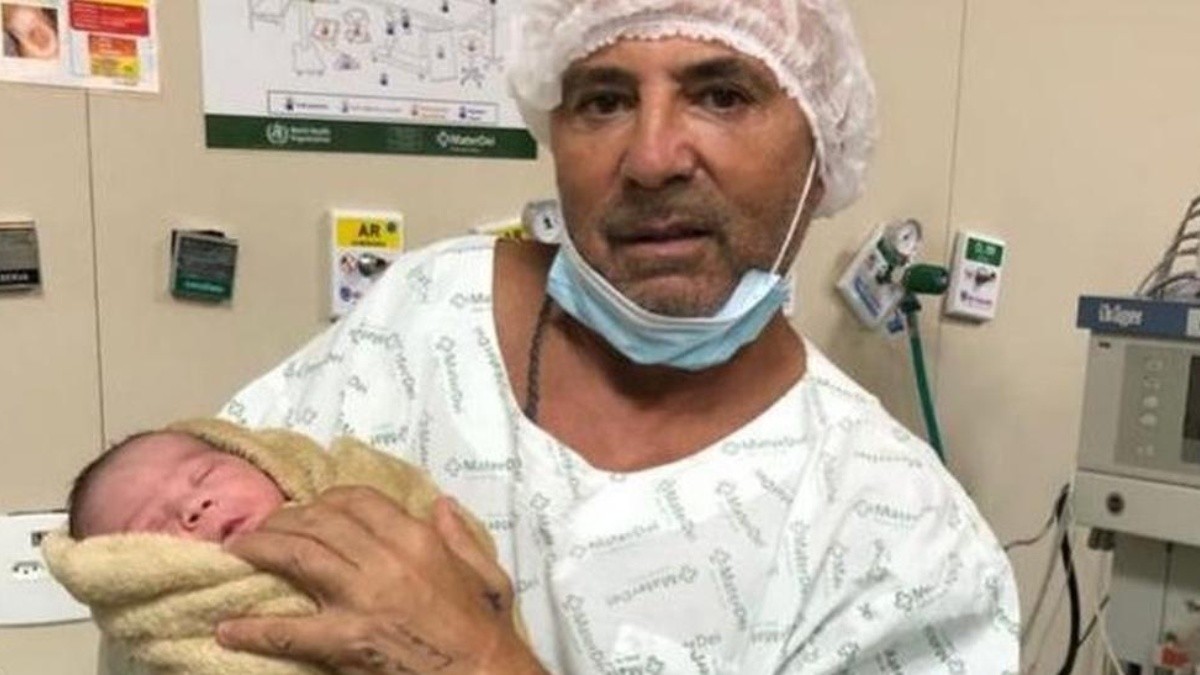 El equipo familiar de Sampaoli crece: entrenador fue papá a los 60 años por cuarta vez