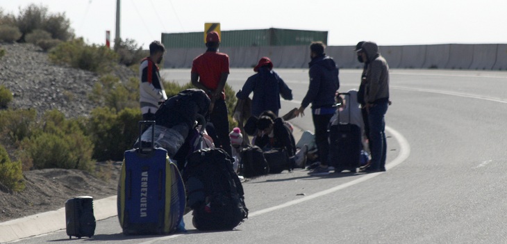 Migrantes buscan otras rutas para entrar a Chile tras militarización de la frontera con Bolivia