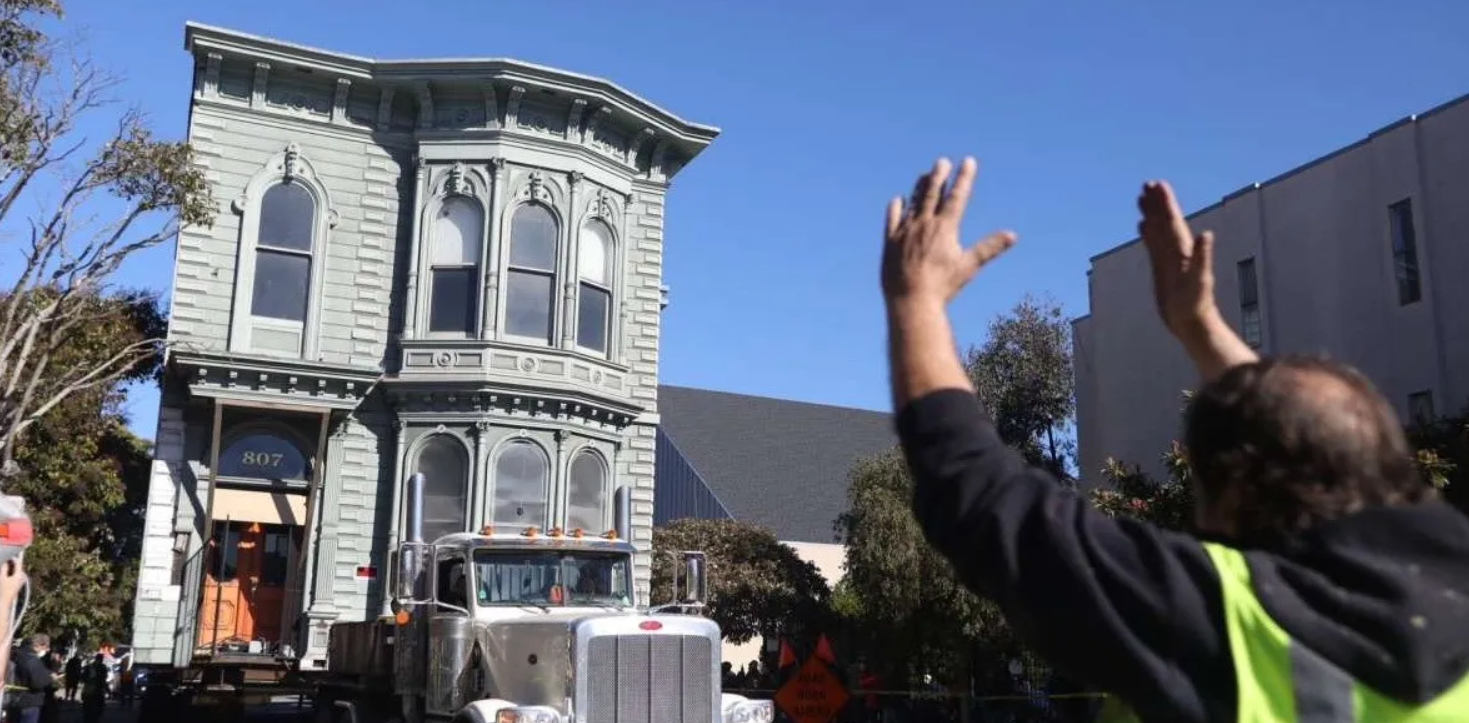 Una 'minga' moderna en San Francisco: trasladan sobre grúas una enorme casa estilo victoriano