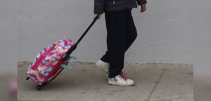 Traumatóloga infantil alerta sobre los riesgos de usar mochilas con ruedas y calzados “crecedores”