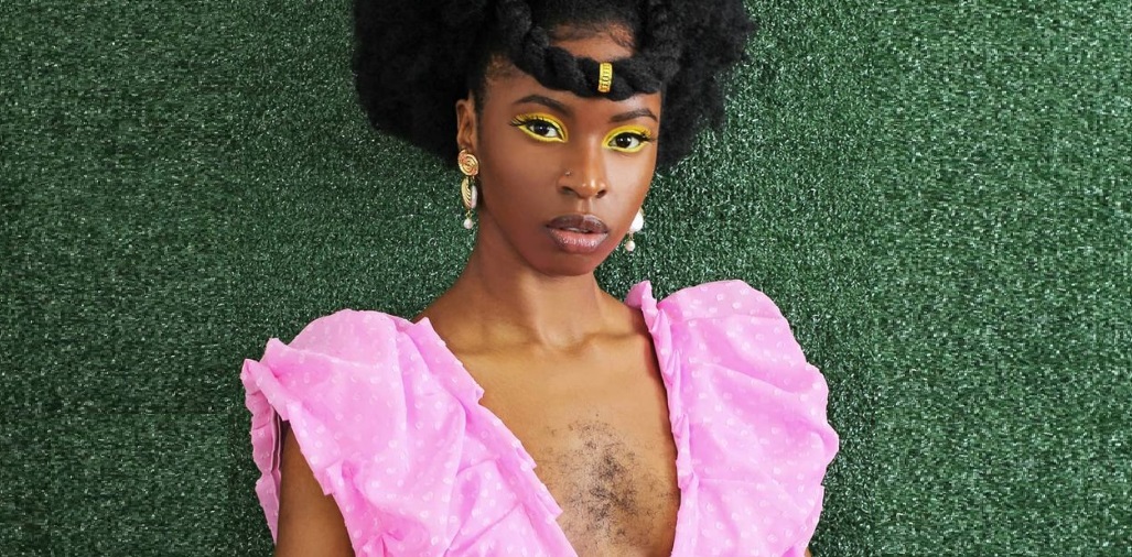 Modelo y artista británica decidió aceptar su vello en el pecho y fue portada de revista