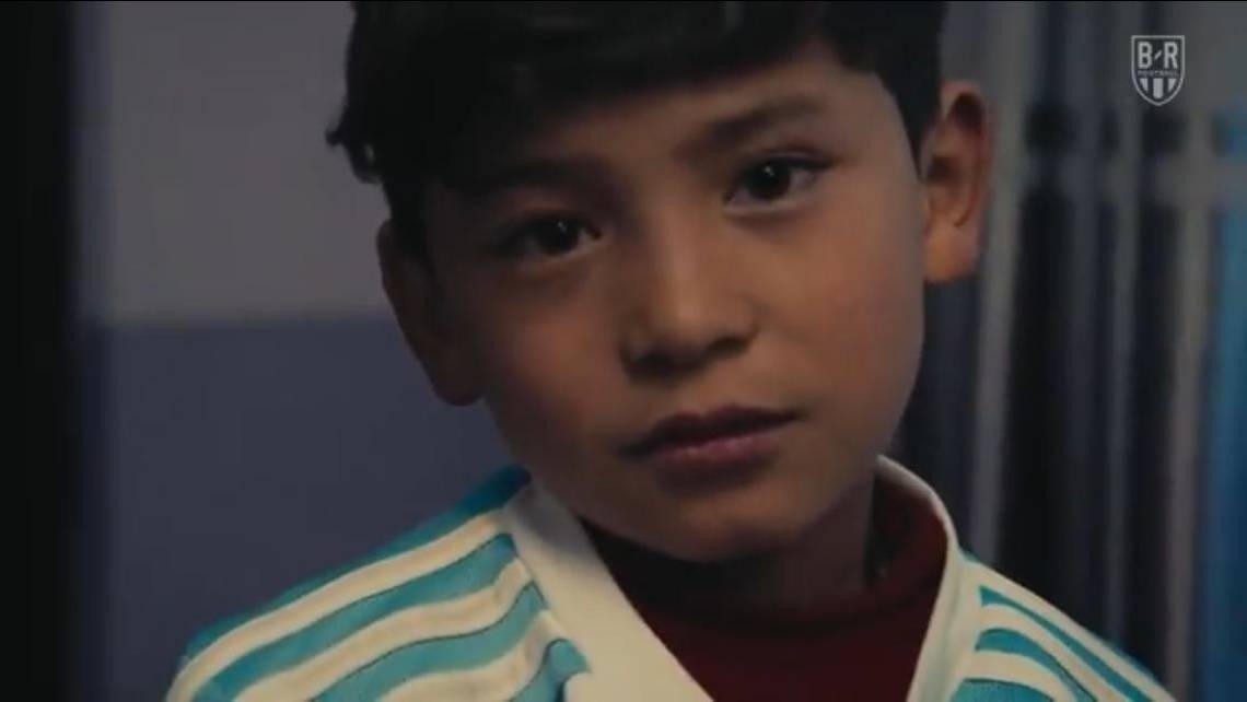 niño afgano que se hizo viral por usar "camiseta de plástico" de Messi vive una pesadilla