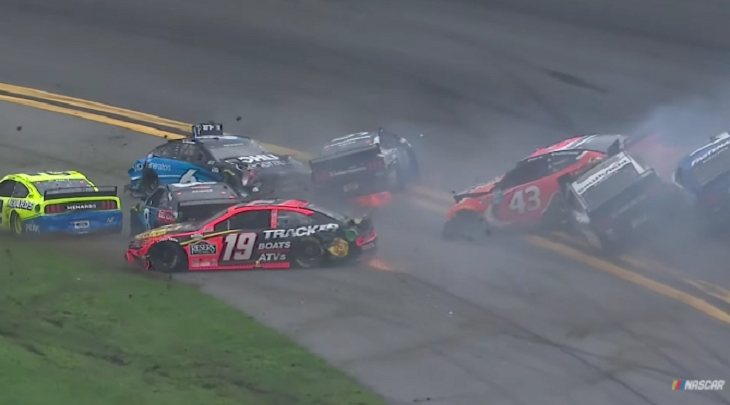 Impactante choque múltiple de 16 autos en Daytona 500 se vuelve viral