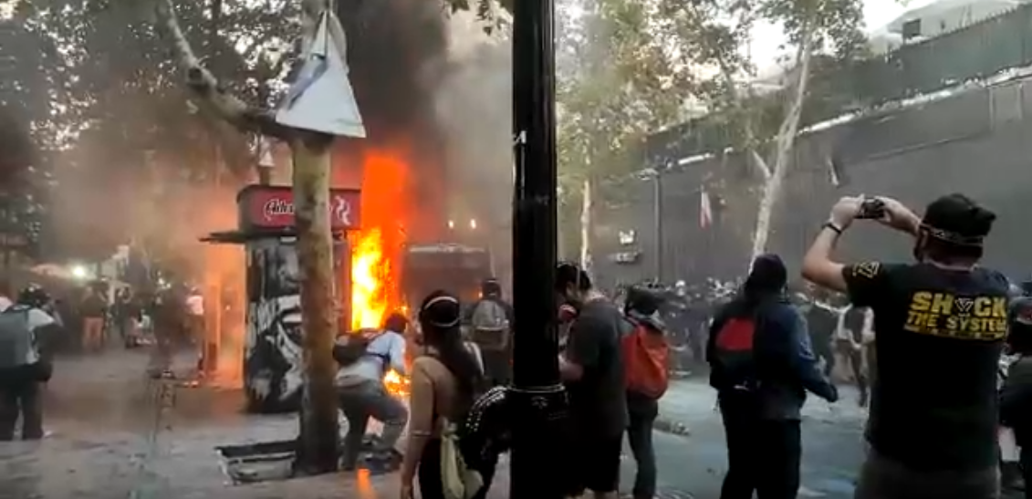 Furgón de Carabineros fue incendiado durante manifestación en Santiago tras ser emboscado