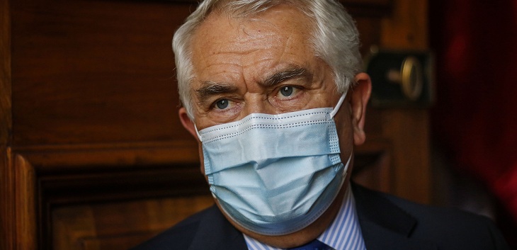 Ministro Paris precisó que dichos sobre niños y COVID-19 aplican solamente a colegios, no a casas
