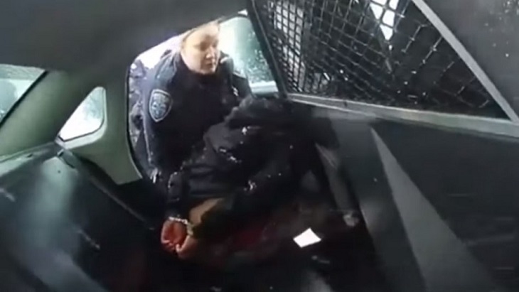 Policías arrestaron a una niña de 9 años en EEUU y le rociaron gas pimienta: fueron suspendidos