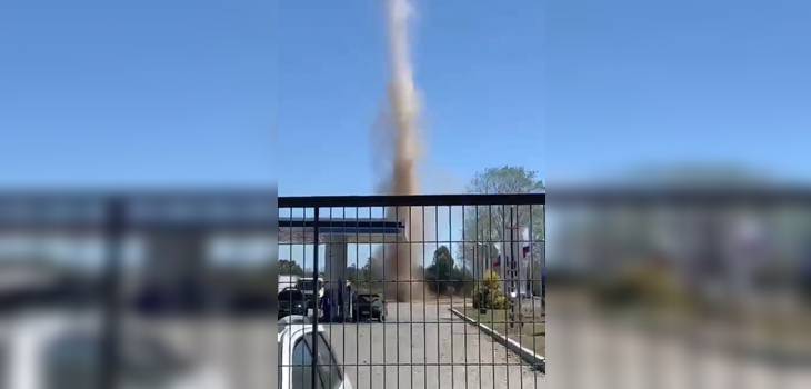 Captan curioso fenómeno en La Unión: 'diablo de polvo' pasó justo al lado de una bencinera