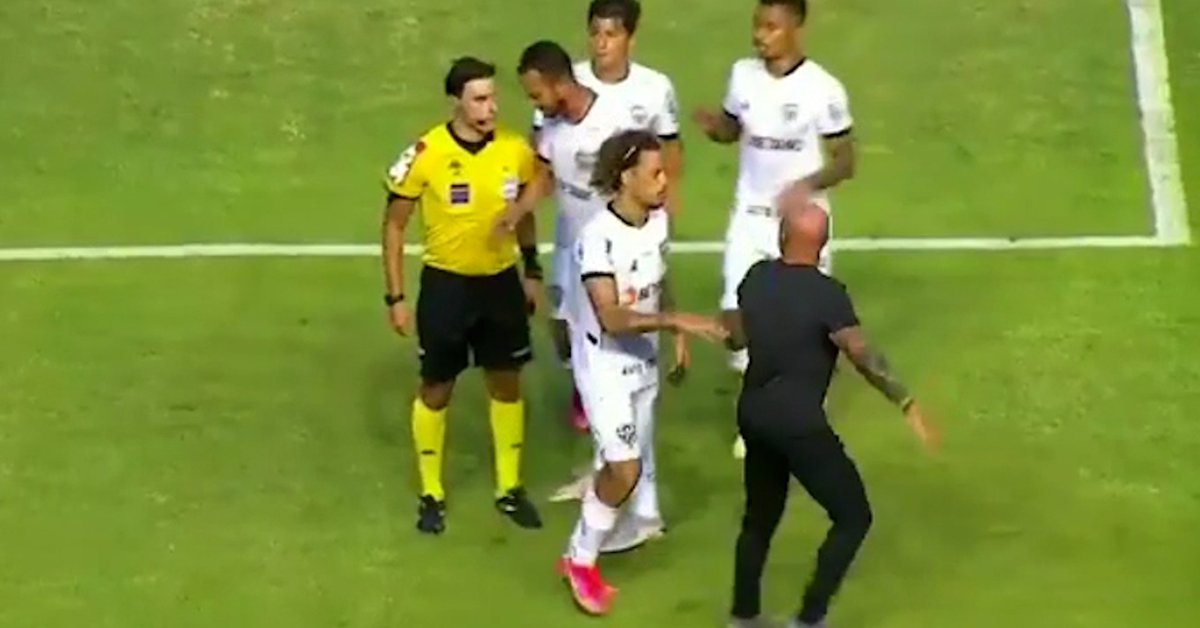 Jorge Sampaoli vivió minuto de furia en Brasil: fue expulsado y trató al juez de 'ladrón de mierda'