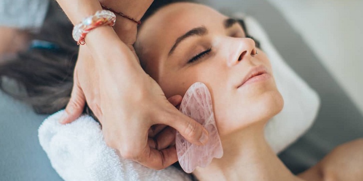 Piedra Gua Sha: la técnica natural que promete rejuvenecer y darle mayor firmeza a tu piel