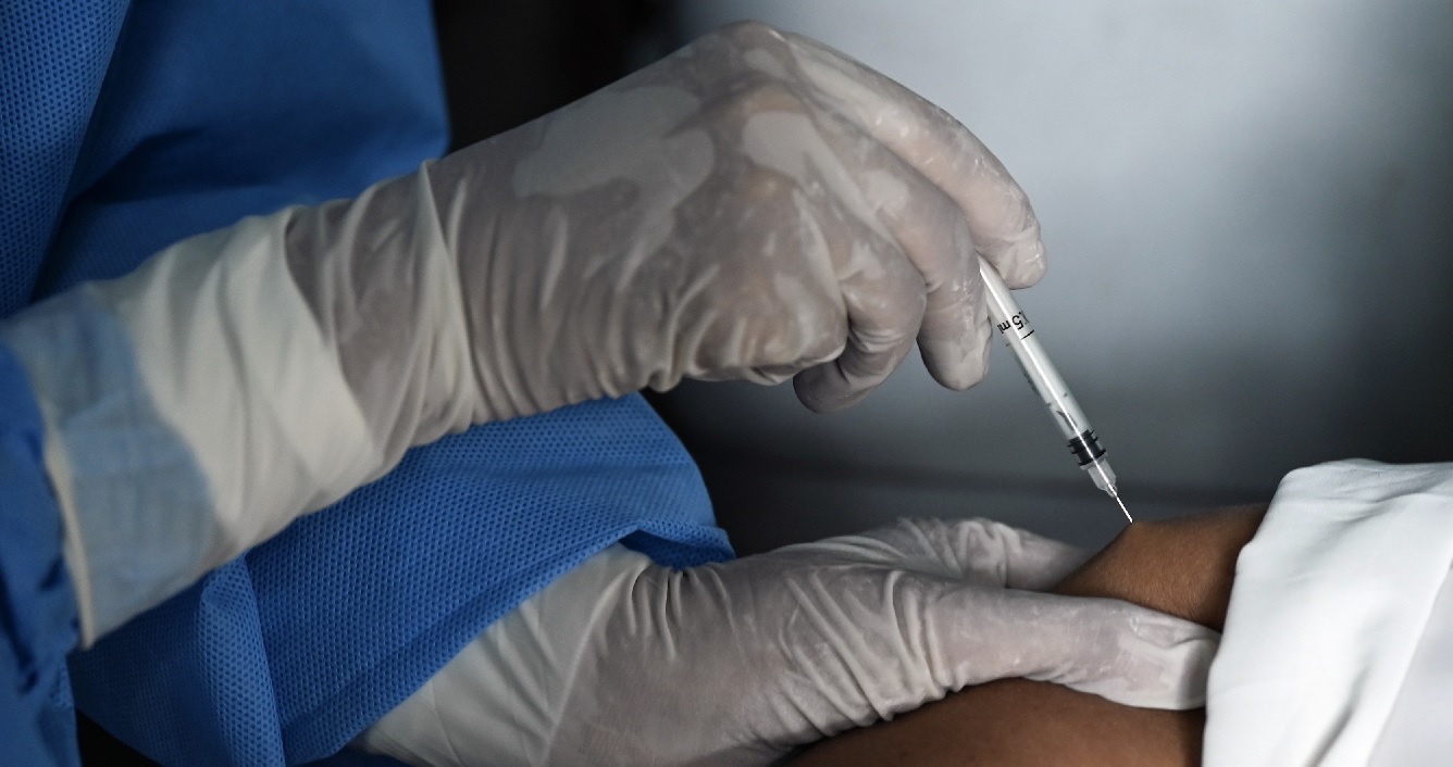 Estudio sugiere que sobrevivientes del COVID podrían necesitar solo una dosis de la vacuna