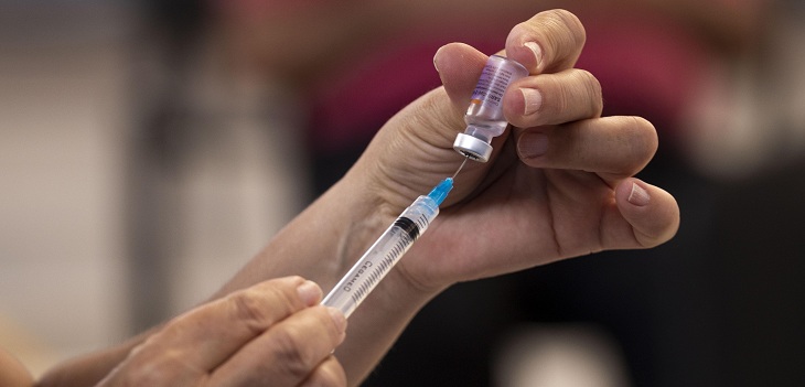 Chile bloquea turismo COVID: extranjeros que no acrediten permanencia no podrán vacunarse