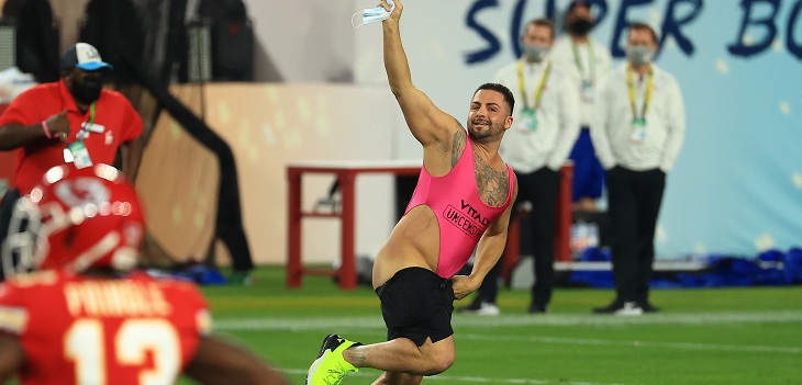 Apostó que un fanático irrumpiría en el Super Bowl y él mismo saltó a la cancha: se hizo millonario