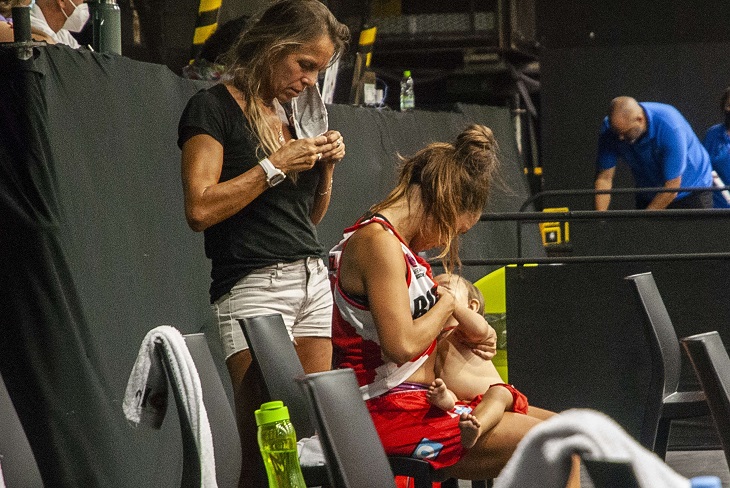 Jugadora de baloncesto amamantó a su hija durante partido y emotivo momento se volvió viral