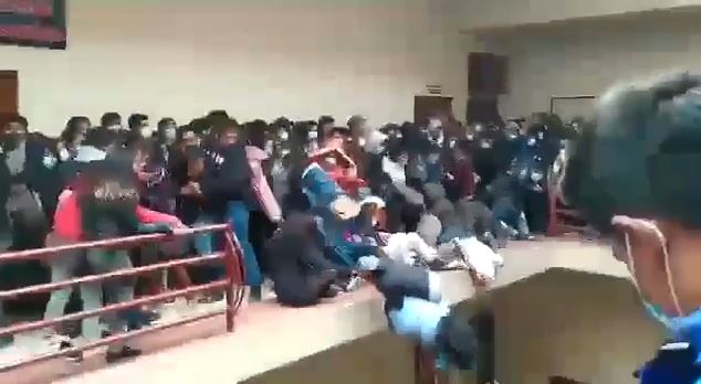Al menos 7 estudiantes fallecieron tras caer de un cuarto piso en universidad de Bolivia