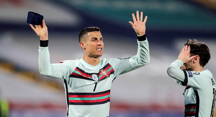 Cristiano Ronaldo estalla por un gol anulado en polémico empate de Portugal con Serbia