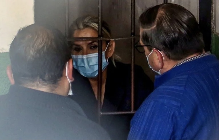 Detienen a la expresidenta boliviana Jeanine Áñez por la caída de Evo Morales