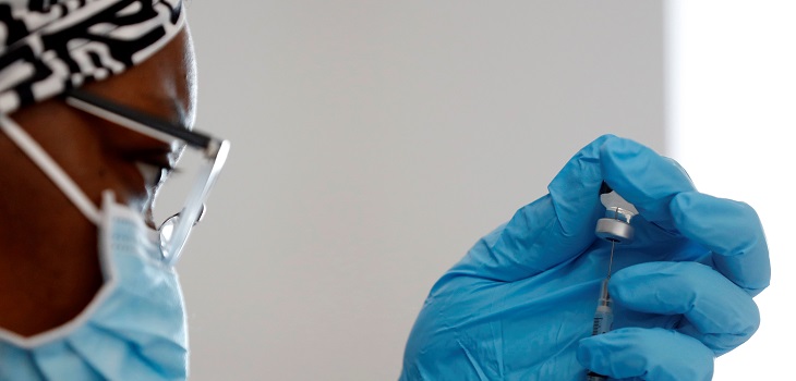 Una sola dosis de las vacunas Pfizer y Moderna es efectiva en un 80% contra el COVID según estudio