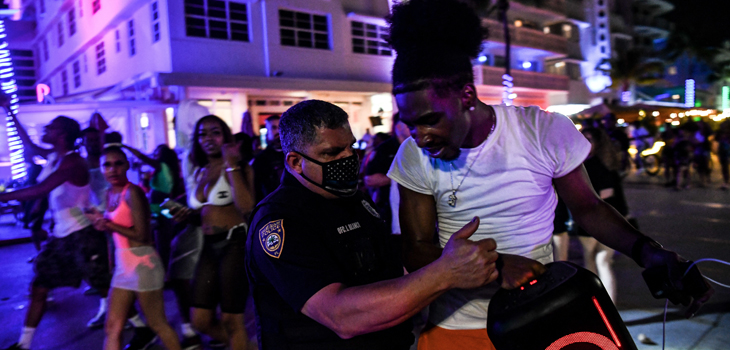 Autoridades decretaron toque de queda en Miami Beach por incontrolable multitud de turistas