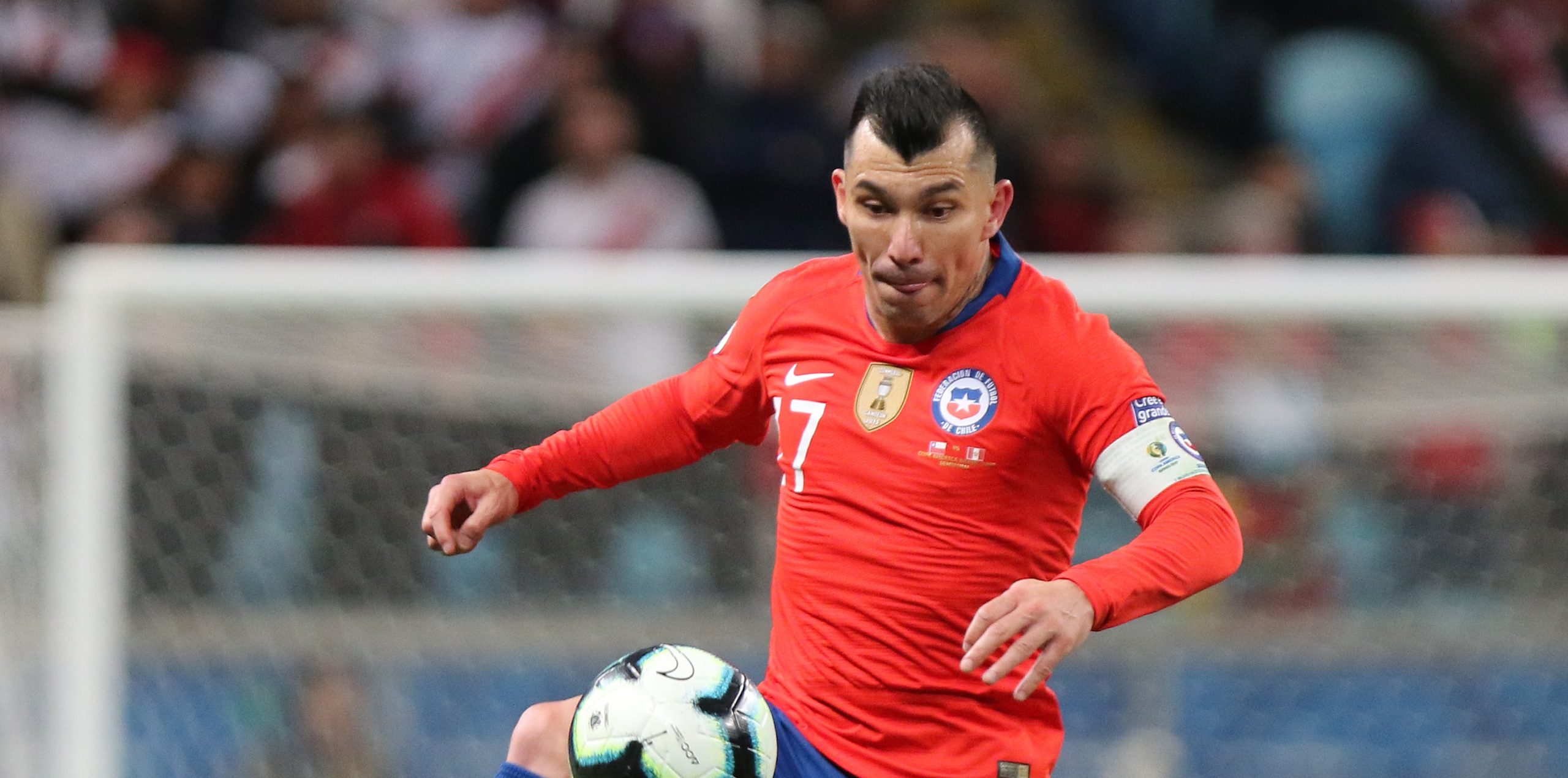 A tres semanas de las eliminatorias: Gary Medel fue citado para el duelo entre Bologna y Cagliari
