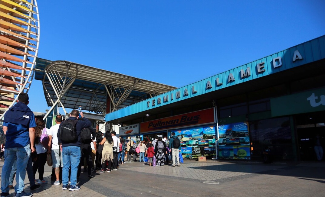 Hallan a recién nacido en baño de terminal de buses: estaba envuelto en una polera y papel higiénico