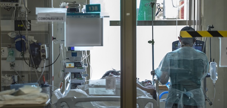 Acusan multa de $2,5 millones a mujer que tuvo COVID-19 por incumplir cuarentena: estaba internada