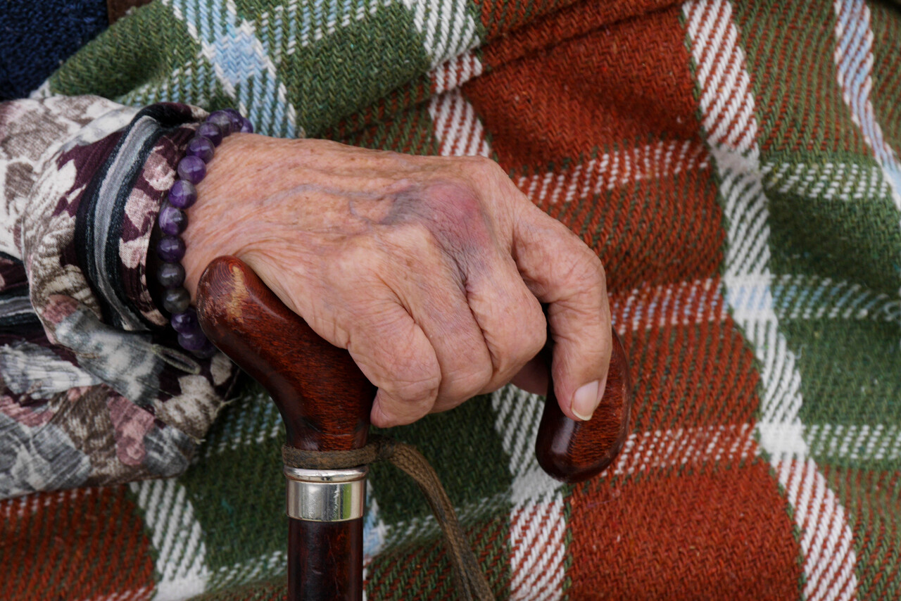 Ante nueva restricción: ¿seguirá vigente el permiso para cuidar a un adulto mayor el fin de semana?