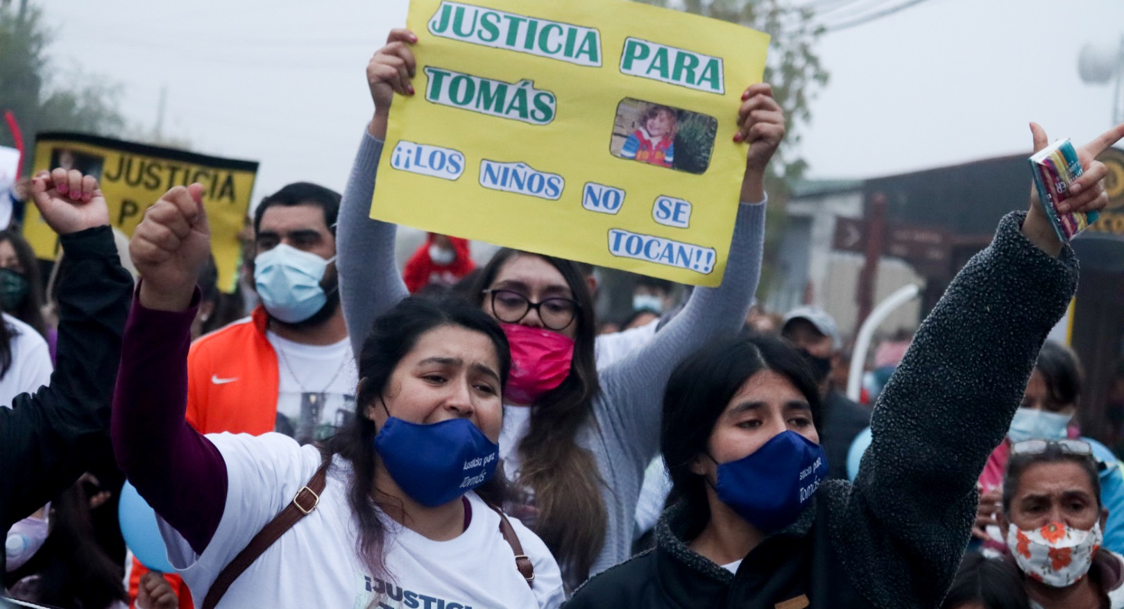 Madre de Tomás Bravo lideró marcha en Arauco: manifestantes exigieron salida del fiscal Ortiz