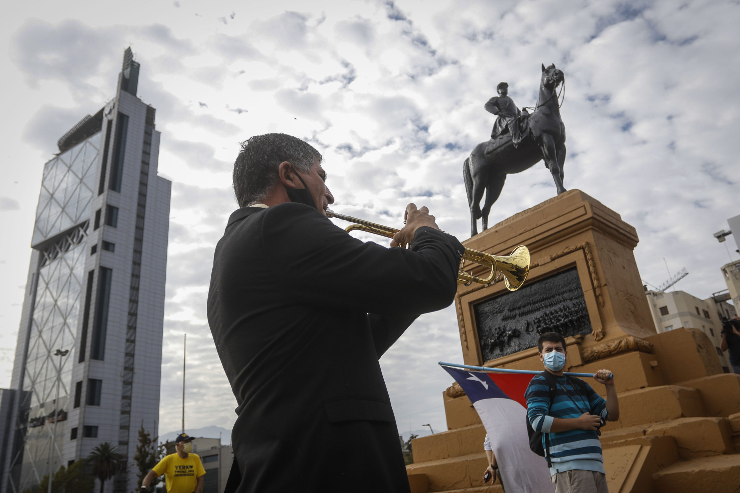 Exmilitares rindieron honores al monumento del general Manuel Baquedano tras anuncio de su retiro