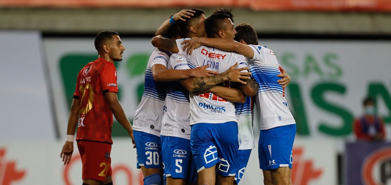 Sufrido 'duelo de campeones': Universidad Católica venció por la mínima a Ñublense en Chillán