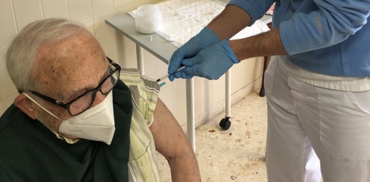 Joven se emocionó al vacunar a su abuelo contra el COVID-19 en España: registro se hizo viral