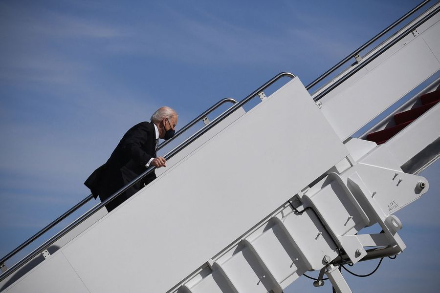 Joe Biden tropieza tres veces al subir escaleras del avión presidencial Air Force One