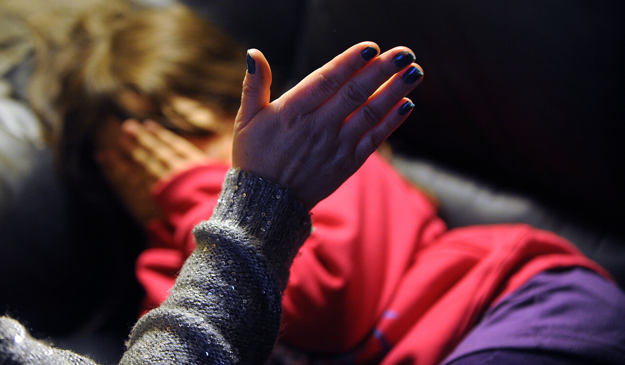 Mujer pateó en la cabeza y abdomen a su hijo de un año: brutal caso de maltrato impactó a Argentina