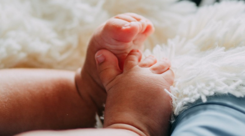 Padres de bebé de 6 meses vacunada contra el COVID-19 evalúan acciones legales: 