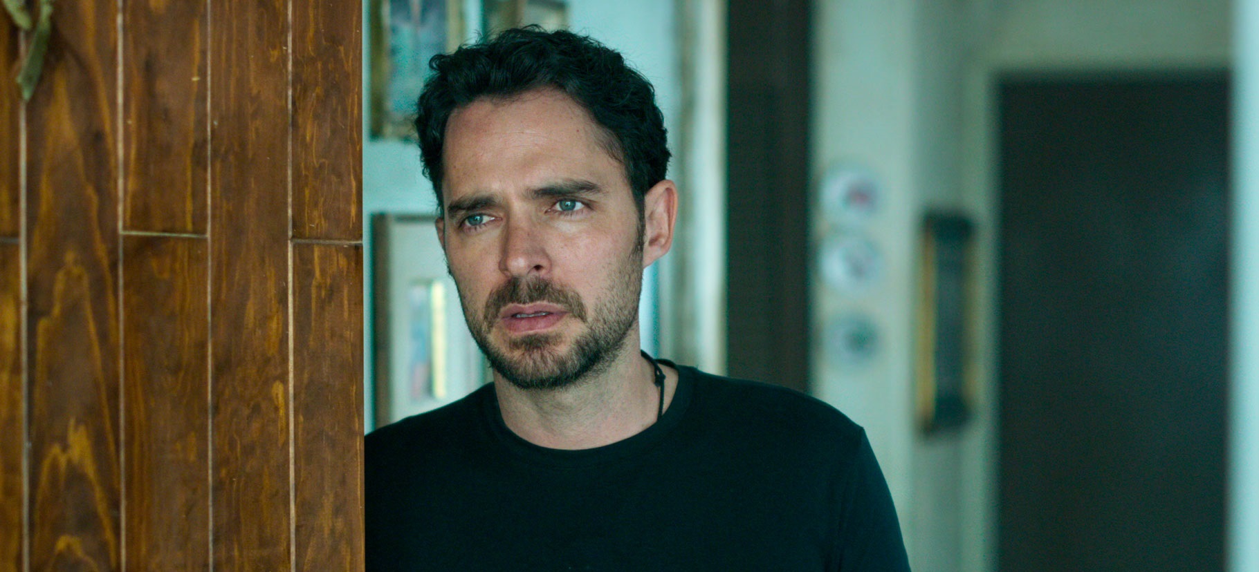 Manolo Cardona, el actor que protagoniza la serie “¿Quién mató a Sara?” que arrasa en Netflix