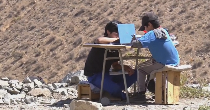 Hermanos deben subir un cerro para buscar señal y así conectarse a sus clases online en Vicuña