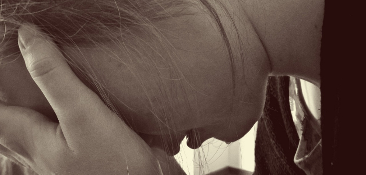 Hombre golpeó brutalmente a novia de 16 años al enterarse de que ella lo dejaría: fue detenido