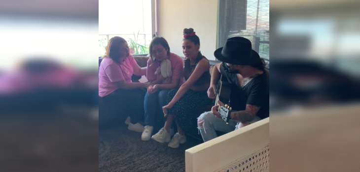 Cami Gallardo cumplió su palabra y tuvo emotivo encuentro con familia de niña que murió en encerrona