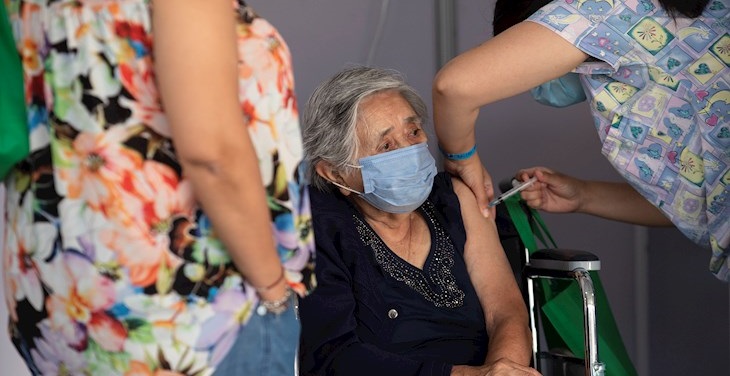 Chile se convierte en el país que más rápido vacuna en el mundo