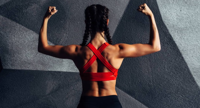 Los ejercicios más fáciles y efectivos para eliminar los rollitos de la espalda