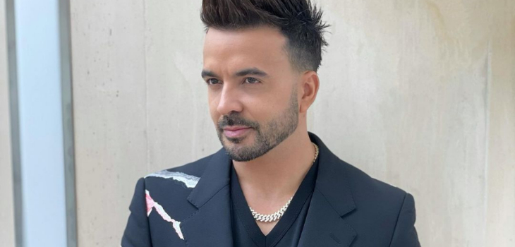 Luis Fonsi conmueve a sus seguidores al tatuarse en la mano tierna frase que le escribió su hija