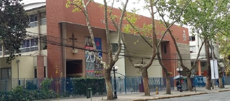 Dos colegios de la región Metropolitana en cuarentena preventiva tras casos de COVID-19
