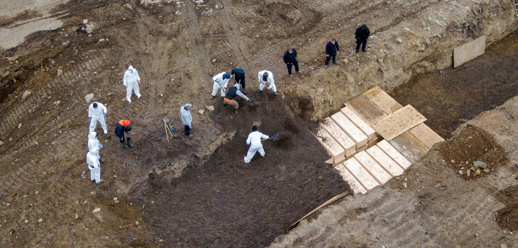La “isla de los muertos” donde Nueva York entierra a sus fallecidos por COVID-19 en fosas comunes