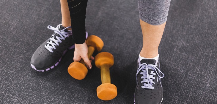 Entrenadora entregó truco para poder hacer ejercicios de fuerza con mancuernas de menos de 2 kilos