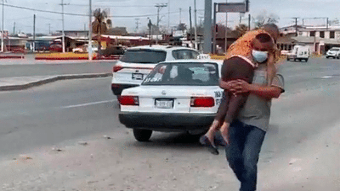 Hombre cargó a su mamá al no contar con silla de ruedas: la llevaba a vacunarse contra el COVID