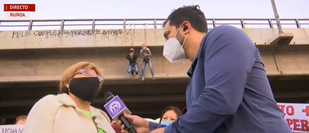 Vecinos de Peñalolén protestan tras 16 años esperando sus viviendas: dos se colgaron de un puente
