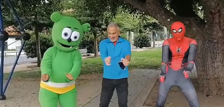 Juvenal Olmos y su hilarante campaña para ser concejal: bailó con el Osito Gominola y Spiderman