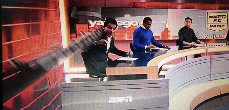 Periodista de ESPN Colombia sufrió accidente en plena transmisión: fue aplastado por una pantalla