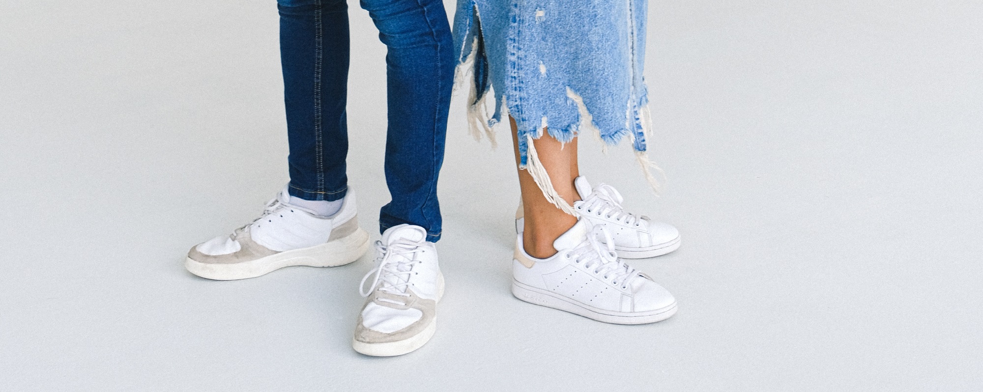 Básicas, versátiles y a la moda: cómo integrar las zapatillas blancas en tus looks