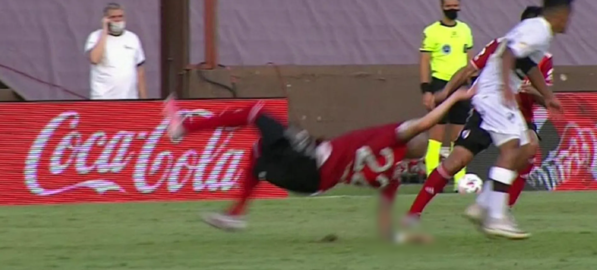 Alto impacto: defensor argentino impacta al mundo por terrible lesión en el fútbol trasandino