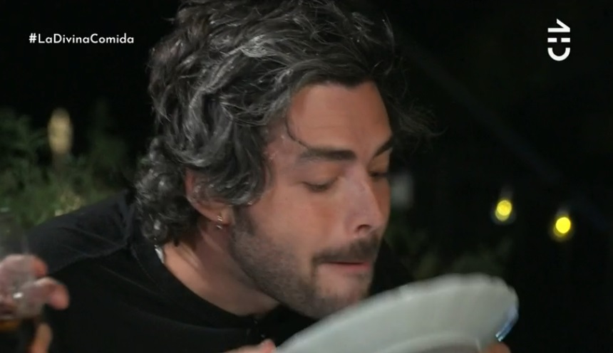 Hasta le pasó la lengua al plato: el comentado reemplazo que envió ME-O a 'La Divina Comida'